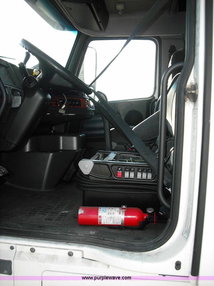 image for item 3638 2003 Volvo VNL semi truck