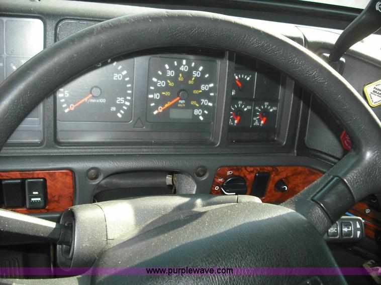 image for item 3638 2003 Volvo VNL semi truck