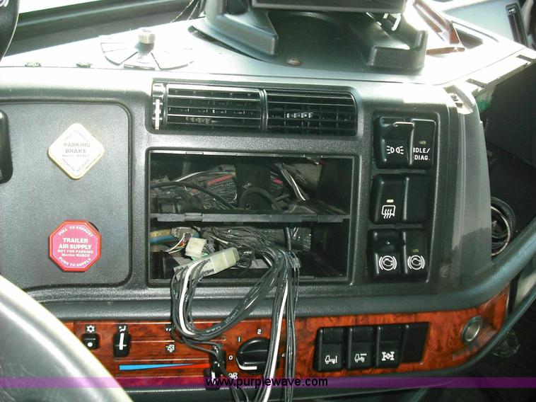 image for item 3638 2003 Volvo VNL semi truck