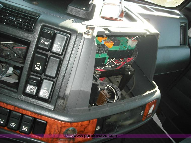 image for item 3638 2003 Volvo VNL semi truck