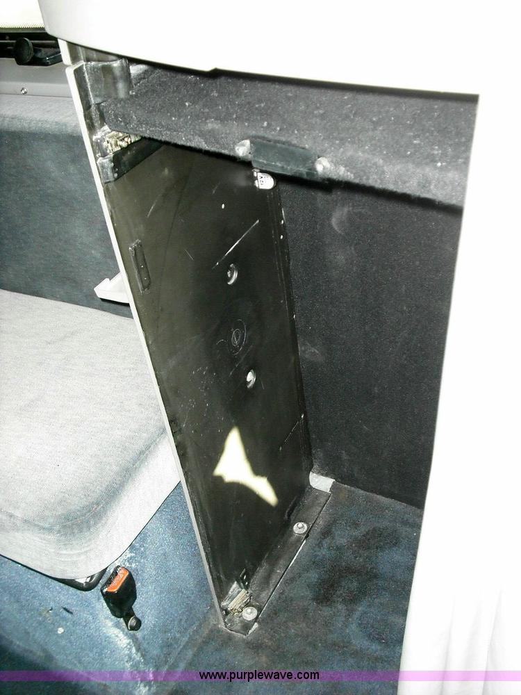 image for item 3638 2003 Volvo VNL semi truck