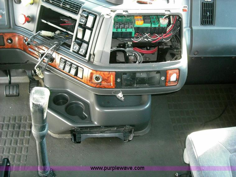 image for item 3638 2003 Volvo VNL semi truck