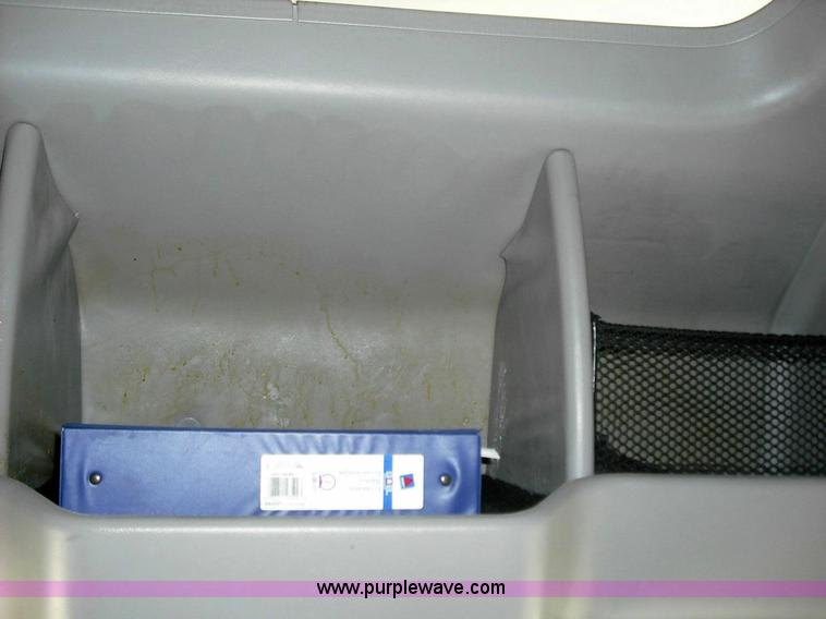 image for item 3638 2003 Volvo VNL semi truck