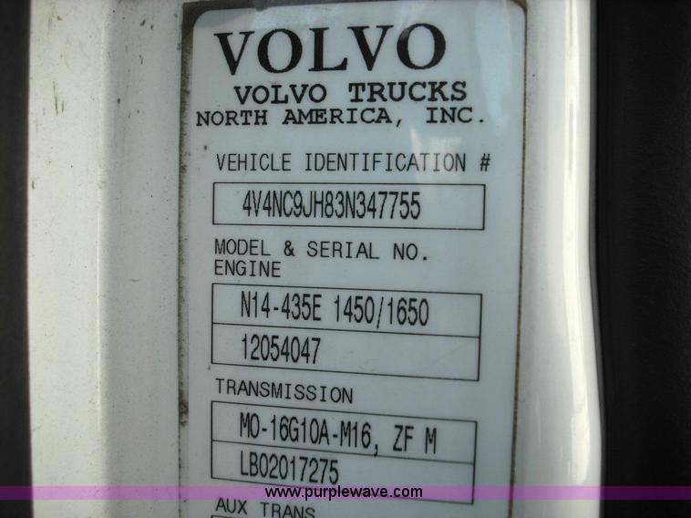image for item 3638 2003 Volvo VNL semi truck