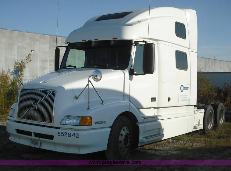 image for item 3639 2003 Volvo VNL semi truck