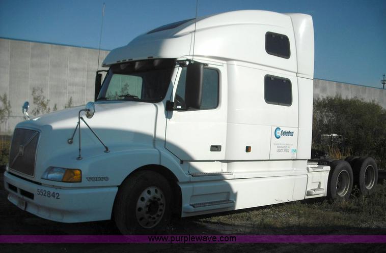 image for item 3639 2003 Volvo VNL semi truck