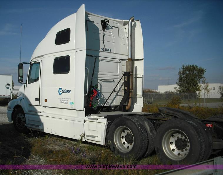 image for item 3639 2003 Volvo VNL semi truck