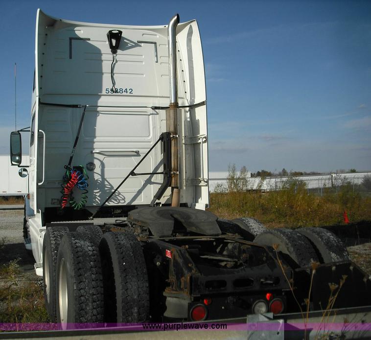 image for item 3639 2003 Volvo VNL semi truck