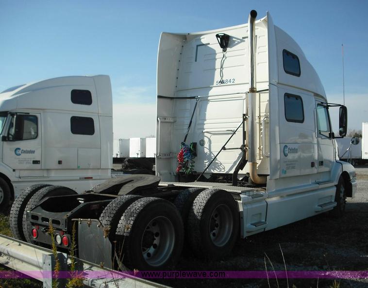 image for item 3639 2003 Volvo VNL semi truck