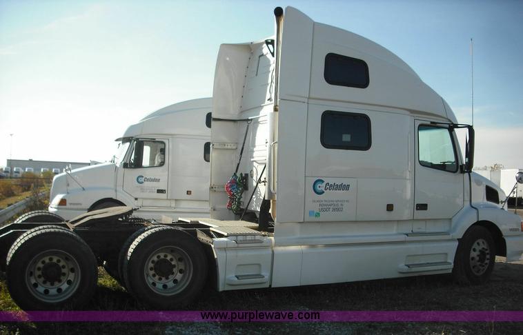 image for item 3639 2003 Volvo VNL semi truck