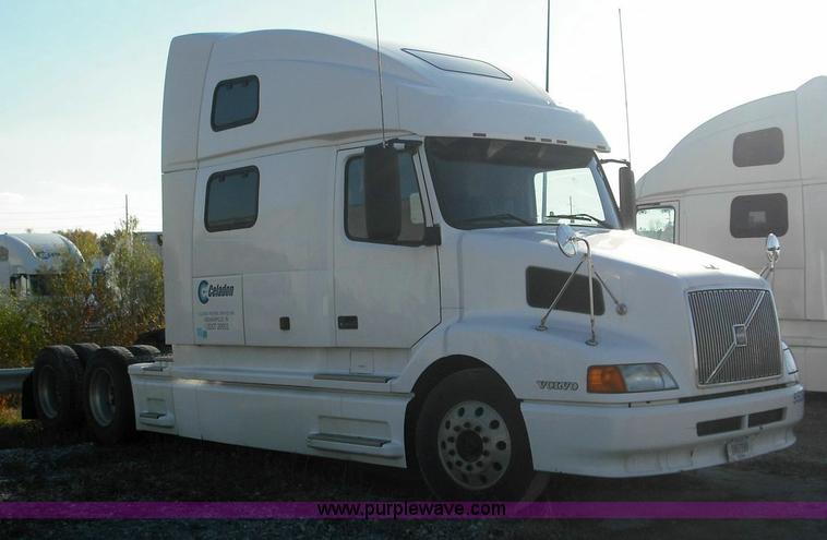image for item 3639 2003 Volvo VNL semi truck