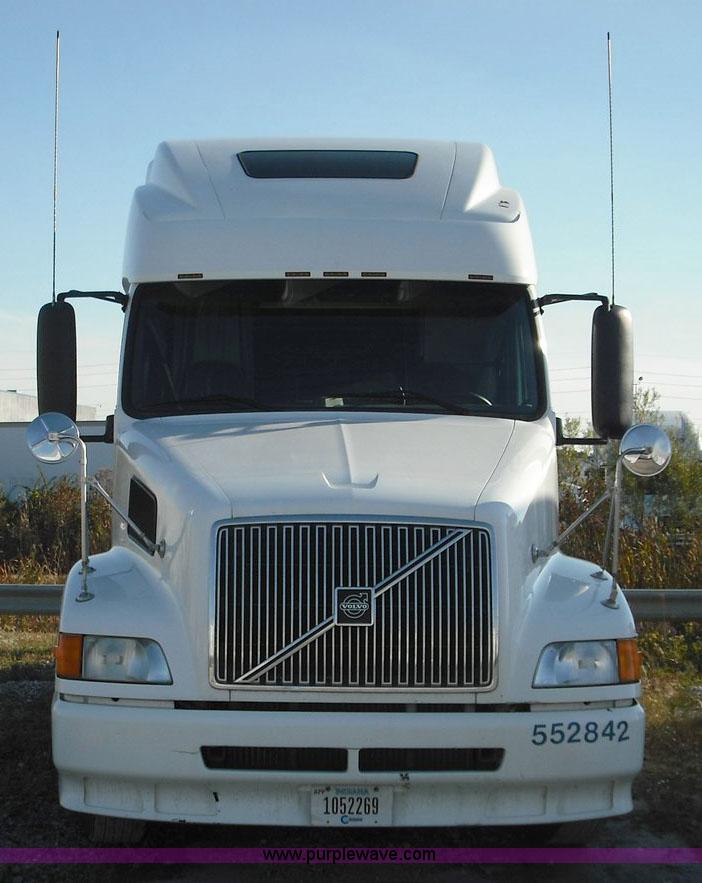 image for item 3639 2003 Volvo VNL semi truck