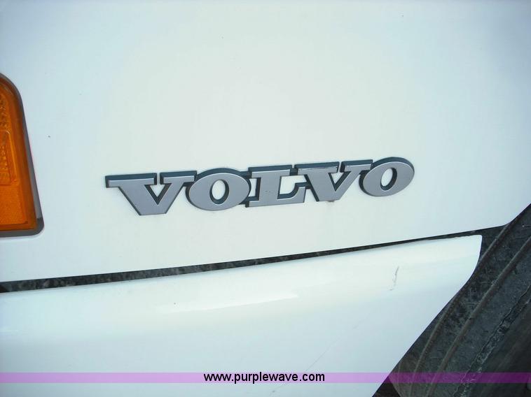 image for item 3639 2003 Volvo VNL semi truck