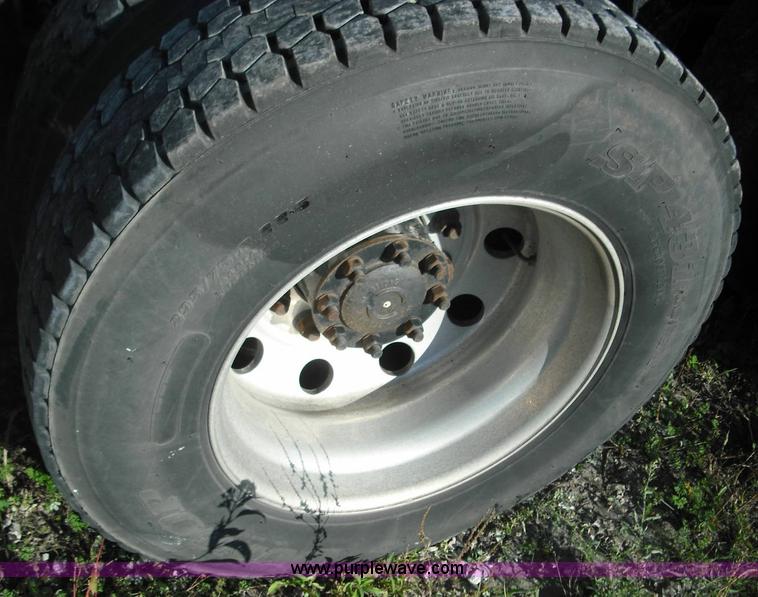 image for item 3639 2003 Volvo VNL semi truck