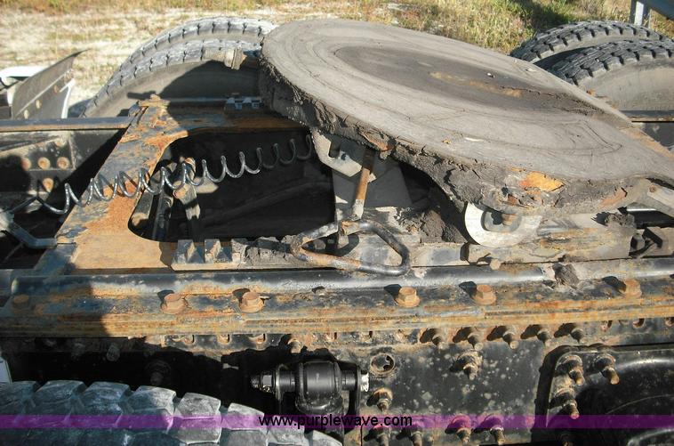 image for item 3639 2003 Volvo VNL semi truck