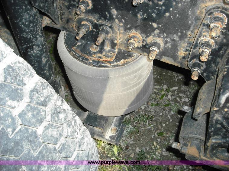 image for item 3639 2003 Volvo VNL semi truck