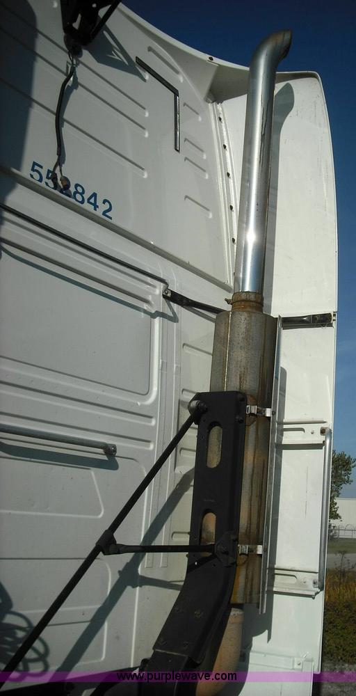 image for item 3639 2003 Volvo VNL semi truck