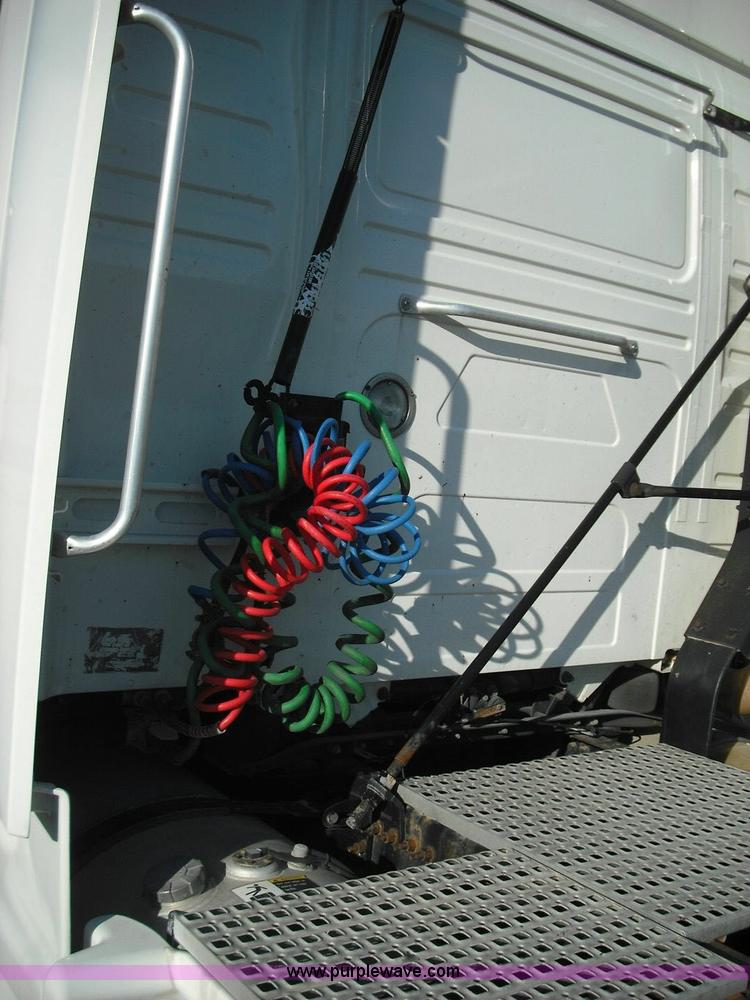 image for item 3639 2003 Volvo VNL semi truck