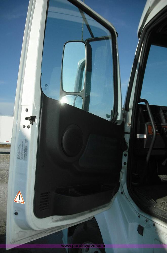 image for item 3639 2003 Volvo VNL semi truck