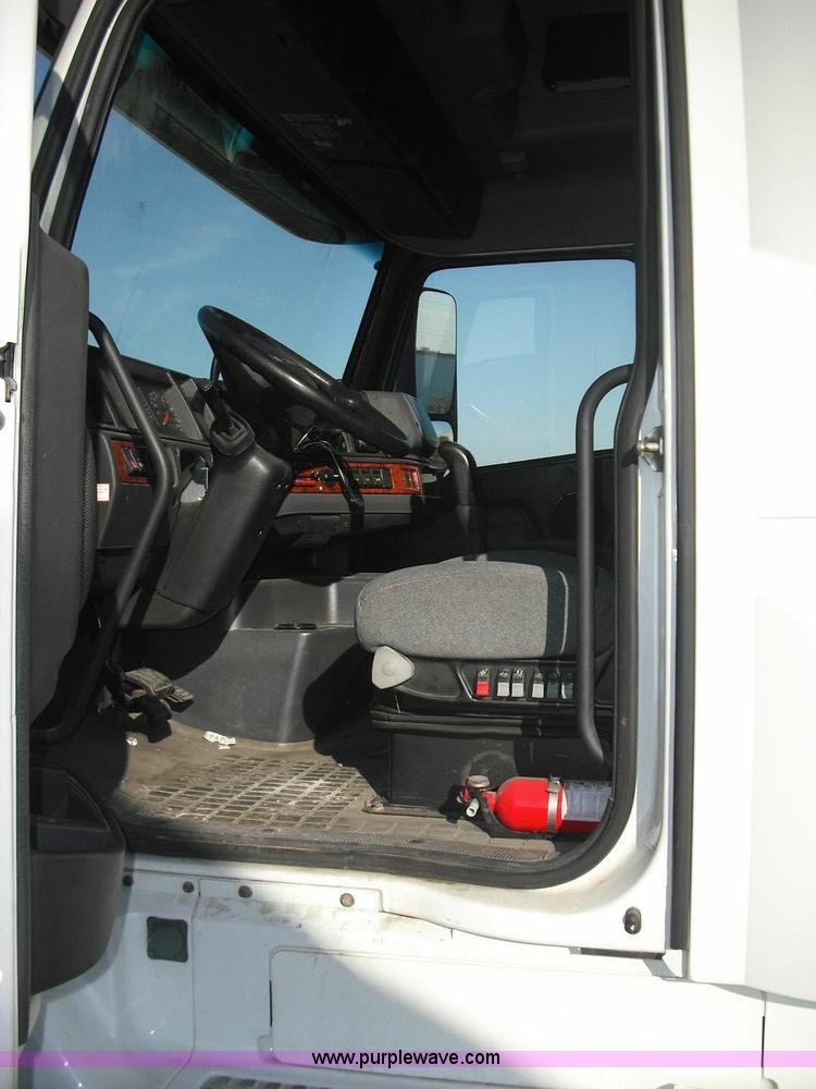 image for item 3639 2003 Volvo VNL semi truck