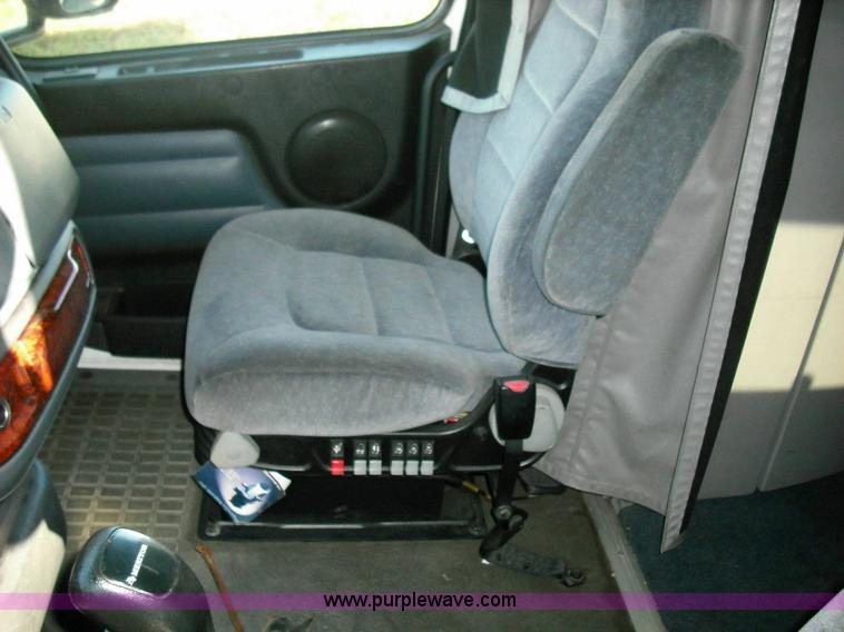 image for item 3639 2003 Volvo VNL semi truck