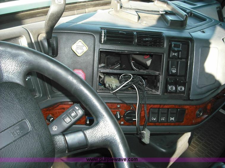 image for item 3639 2003 Volvo VNL semi truck