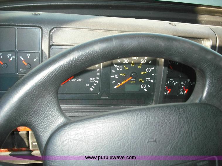 image for item 3639 2003 Volvo VNL semi truck