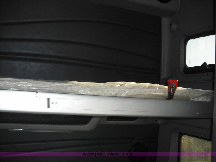 image for item 3639 2003 Volvo VNL semi truck