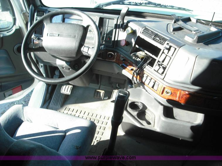 image for item 3639 2003 Volvo VNL semi truck