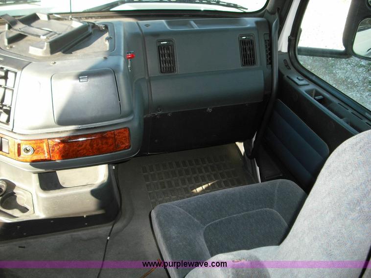 image for item 3639 2003 Volvo VNL semi truck