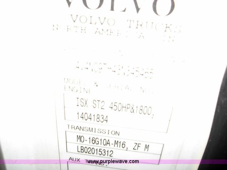 image for item 3639 2003 Volvo VNL semi truck