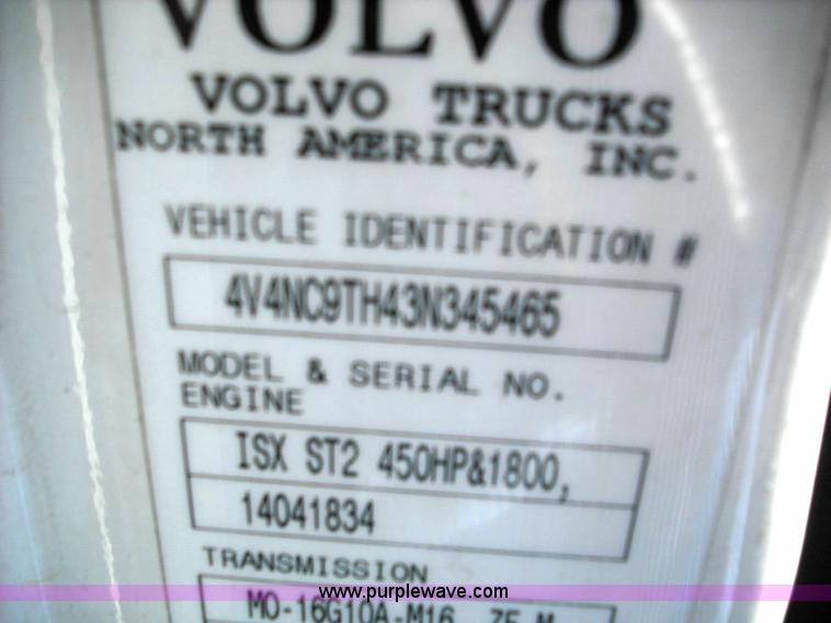 image for item 3639 2003 Volvo VNL semi truck