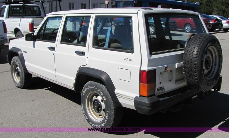 image for item 4669 1996 Jeep Cherokee SE