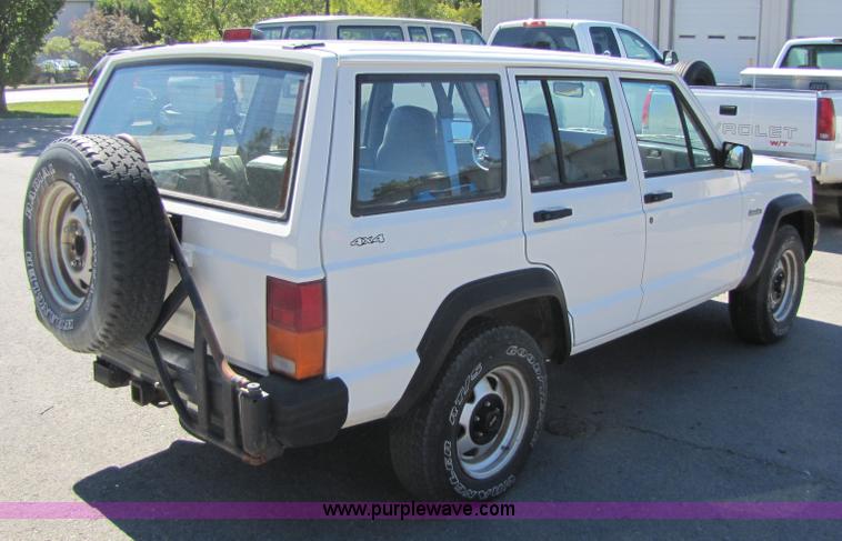 image for item 4669 1996 Jeep Cherokee SE
