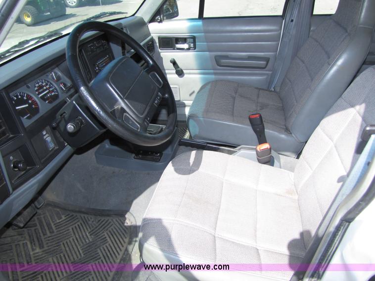 image for item 4669 1996 Jeep Cherokee SE
