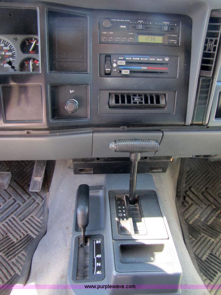 image for item 4669 1996 Jeep Cherokee SE