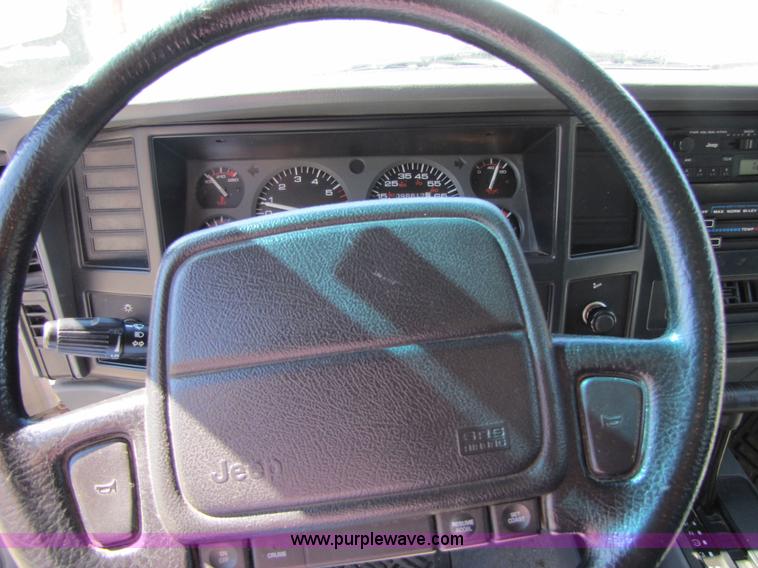 image for item 4669 1996 Jeep Cherokee SE