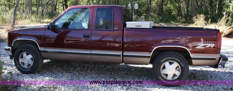 image for item 4709 1997 GMC K1500 Sierra extended cab pickup truck