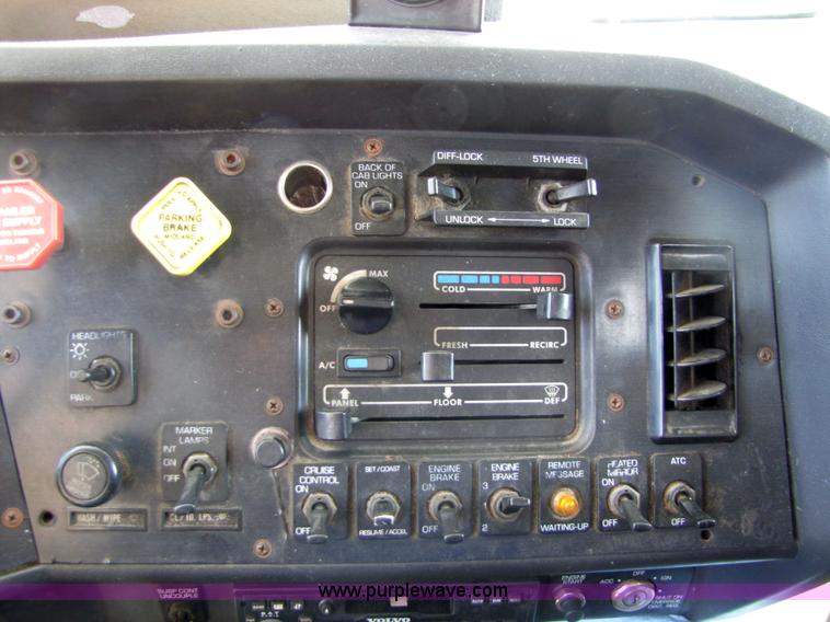 image for item 5150 1997 Volvo WIA semi truck