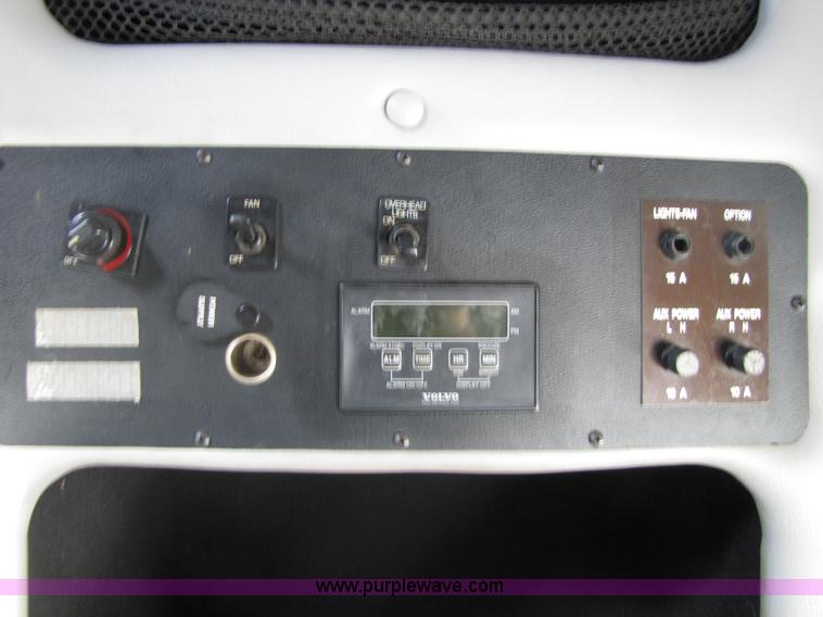 image for item 5150 1997 Volvo WIA semi truck