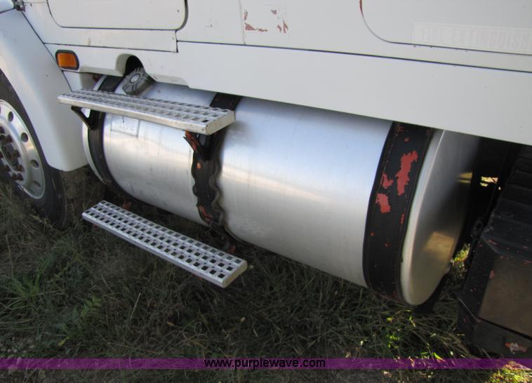 image for item 5150 1997 Volvo WIA semi truck