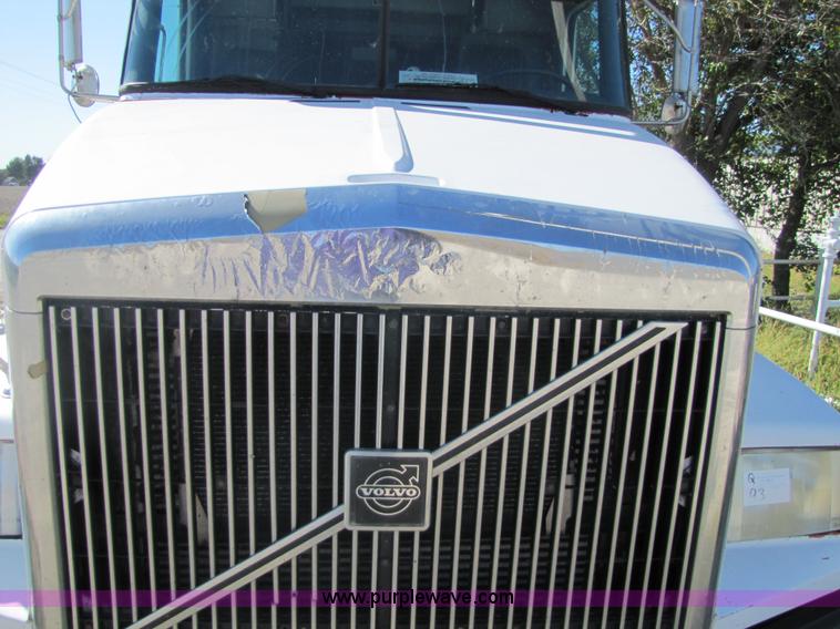 image for item 5150 1997 Volvo WIA semi truck