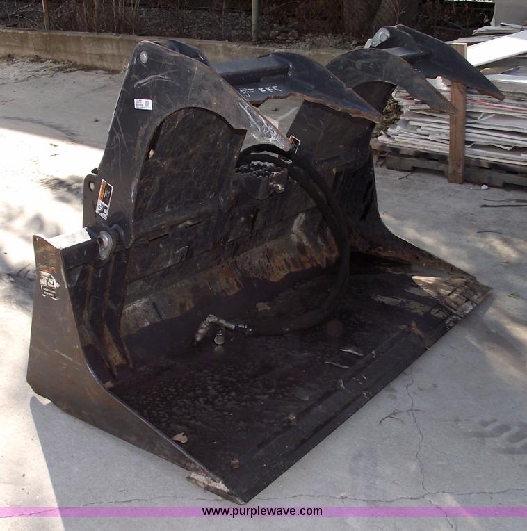 image for item 5877 2008 FFC 72" grapple bucket