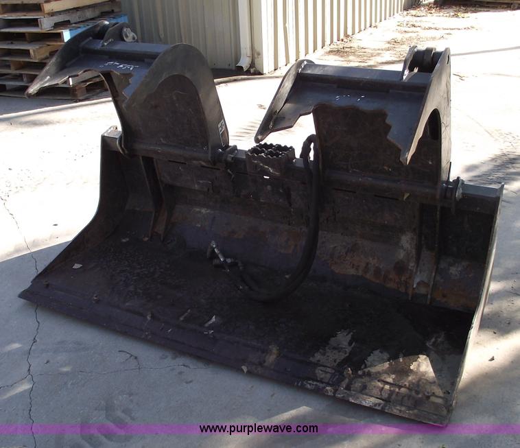 image for item 5877 2008 FFC 72" grapple bucket