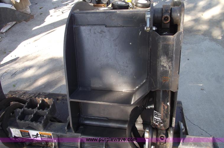 image for item 5877 2008 FFC 72" grapple bucket