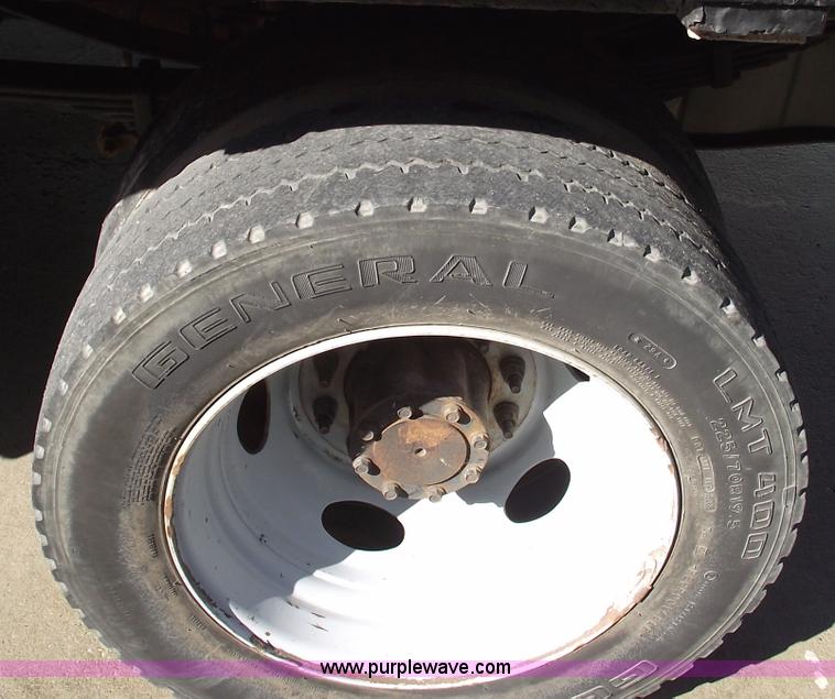 image for item 5917 2005 Ford F450 Super Duty flatbed truck