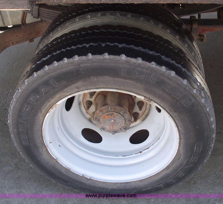 image for item 5917 2005 Ford F450 Super Duty flatbed truck