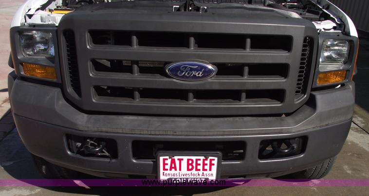 image for item 5917 2005 Ford F450 Super Duty flatbed truck