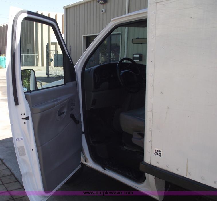 image for item 5919 2000 Ford E350 Super Duty box van