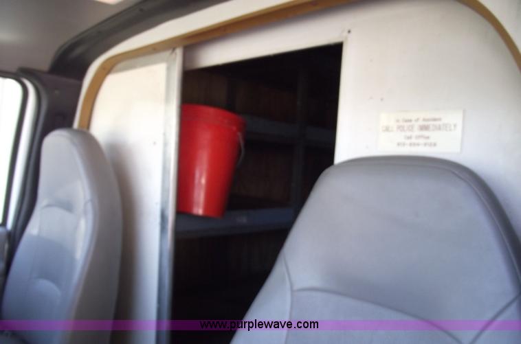 image for item 5919 2000 Ford E350 Super Duty box van